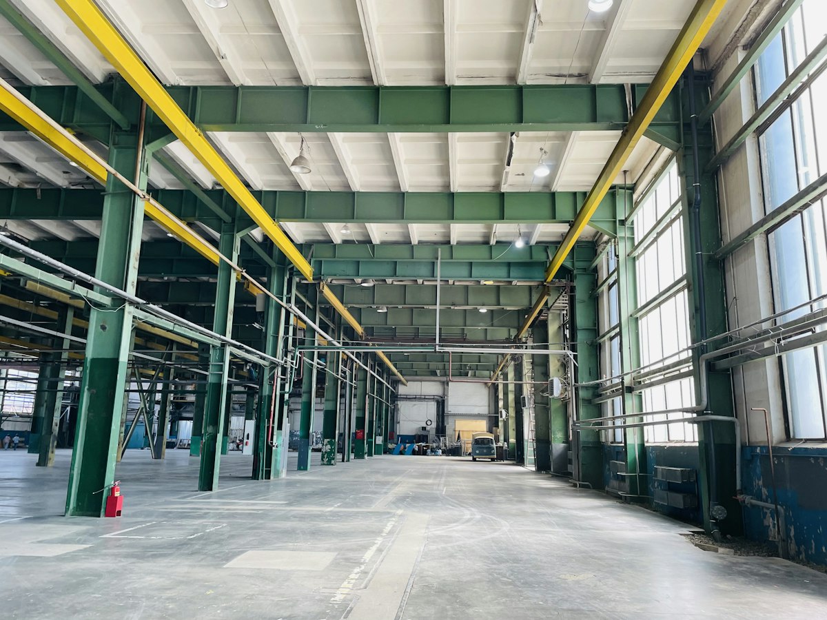 Almacén industrial con estanterías